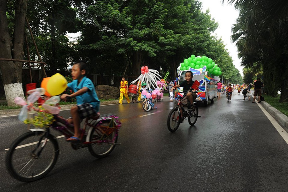 Thich thu ngam hang tram em nho tham gia le hoi duong pho HN-Hinh-6